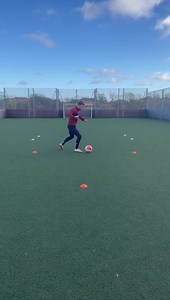 Week 3 of my #prolevels in season drills and attempt to improve my pro score using the @statsports apex athlete series 📊 ➖ This drill looks at in working on my high intensity distance meaning the total distance covered working at a high intensity with lots of acceleration and deceleration and sharp changes of direction ⚡️🔀 ➖ Complete this drill 5 times starting going off to the left and 5 going off to the right allow 90 seconds recovery between each set 🔋 ➖ For discount on all @statsports pro