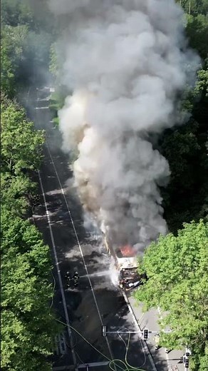 Große Rauchsäule über Stuttgart: Linienbus geht während der Fahrt in Flammen auf