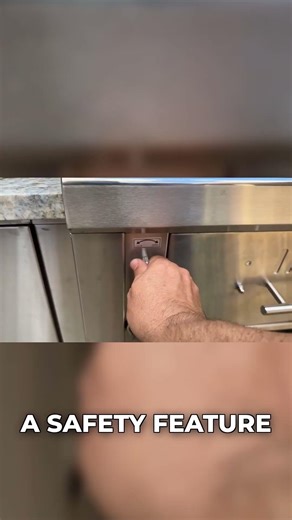 Easy Access & Safety Lock: Grill with Confidence!