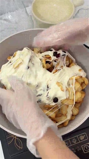 13K views · 152 reactions | Classics are always classics! #delicious #dessert #crispy #Sweet | 陈陈雪花酥 | Facebook