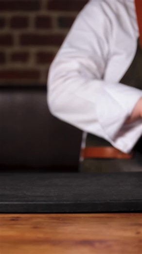 🔥 IL EST DE RETOUR 🔥 Le Rossini reprend sa place à table. Bœuf saisi, foie gras fondant… et surtout les truffes sont arrivées. Un plat d’hiver, franc, généreux, sans détour. Quand la saison parle, on l’écoute. 🖤🍄 | Gueuleton - Lille