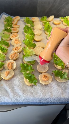 🎉 Préparation du jour 🍔 60 mini burgers maison prêts à régaler une cliente sur Saint-Pierre 😋🔥 Pain moelleux maison, poulet crispy croustillant, salade fraiche et fromage fondant… tout fait avec amour by Les Petits Apéros 💛 👉 Commandes sur mesure pour vos événements, apéros ou buffets 🥂 #LesPetitsAperos #SaintPierre #MiniBurger #TraiteurReunion #ApéroTime #FaitMaison | Les Petits Aperos