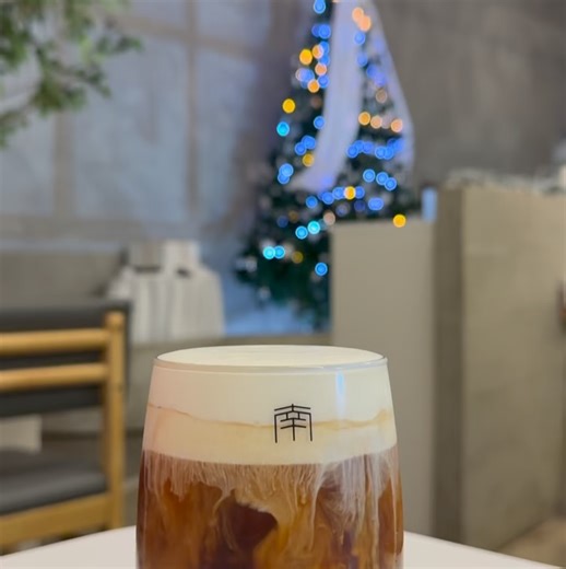 psk.2014 on Instagram: "Nams cafe 雨の日曜日はお気に入りのドックカフェへ こちら食事が凄く美味しくて愛犬とゆっくり過ごせる素敵なカフェ 名神高速からの阪神高速そしてパーキング代かかっても行きたいお気に入りのカフェ 1階のみ愛犬と過ごせ2階には女性のお客さまが圧倒的に多くて…なので雰囲気そして味良しスタッフが素敵なお店なので常に満席 また新たに神戸は三宮へも年明け1月中頃に新店舗Openされるとの事 但し今のところ愛犬との同伴は出来ないとの事 ワガママ小生は同伴させて〜と強くお願いして参りました っん⁉︎ 同伴して〜は聞き慣れておりますが同伴させて〜って 初めての響き 今笑われた方 夜遊びし過ぎですよ〜 そしてワガママはボディだけではないPSKでございます 素敵な休日をゆっくり過ごさせて頂きました バスクチーズケーキ最強に美味しかった〜 スタッフの方が朝焼き上げられた愛情たっぷりケーキ コーヒーとのマリアージュは最高 口福でございました ご馳走さま 合掌 @nams_cafe #ナムスカフェ #nams_cafe #カフェ #バスクチーズケーキ #塩ラテ