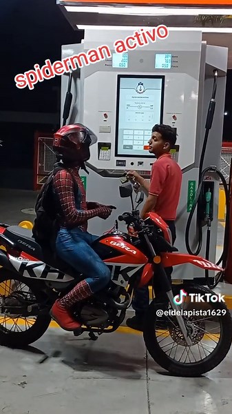 Spiderman y su moto: Aventuras del Hombre Araña