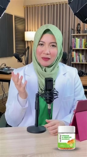 Look at this chio bottle, small enough to put on your desk! 🏺✨ 60 gummies inside to keep you glowing and energized. Halal certified and FDA quality—confirm plus chop safe to eat! ✅💎 #SGTikTok #NaturesKeySG #HealthHacksSG #BComplexGummies #ImmunityBoost