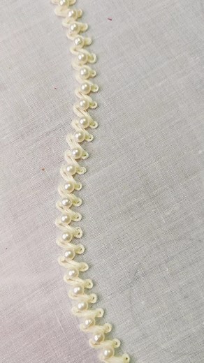 Embroidery 瑱 by Monika on Instagram: "Beautiful design Hand embroidery 瑱 tutorial for beginners #handembroidery #beautiful #easyhandembroidery #embroideryart #embroiderypatterns #trishaartofthread #reels"