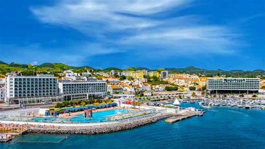 The winter sunshine spot with volcano, black sand beaches and whale watching