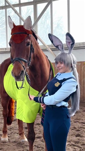 Хитрый кролик 🐰 и глупый лис 🦊 Наш сегодняшний карнавал. Мы были Ником и Джуди с Зверополиса. Сама идея костюма пришла мне где-то 4-5 лет назад, но я только сейчас смогла воплотить это в жизнь. Тем более вышла вторая часть фильма и как не сделать их? Весь костюм (кроме бридж, сапог и рубашки) сделан мной. На это ушло достаточно много времени и материалов, но я ни о чём не жалею. Спасибо моим операторам и фотографам за съемку 😘 #zootopia #зверополис #джудихопс #никуайлд
