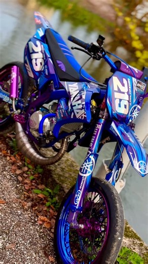 🔵Max2fast🟣 on Instagram: "YAMAHA DT 100CC MHR CARTER TCR 💥 JUL BIKES 4.0🕺🏽🫵🏽 👇🏽-10% chez mes partenaires / le code max2fast10👇🏽 @linkmx_official @bike_sellier @krm_pro_ride Yamaha dt sm 2004 Carter cristofolini TCR 100 mallossi FLR Pot @krm_pro_ride TITANE 100/115cc Jantes @falco_racing biton anodisé Selle @bike_sellier Kit déco full holographique paillettée de chez @linkmx_official #50cc #yamaha #bike #yamahadt #max2fast #max2fast219 #max2fastarmy #krm #linkmx #falco #bikesellier #ju