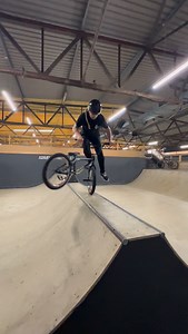 Cant beat a good spine mini session to bed in a new bike!! 270 tap to footjam whip has been on my to do list since a saw @coreymartinezz do it in his drop the hammer section! Stoked to finally get one done on Friday 🫡📸 @deanstechnogym @coach_luke_ursell . . @colonybmxbrand @alansbmx @alienationbmx @the_asylumskatepark @scgshoes | Tom Justice