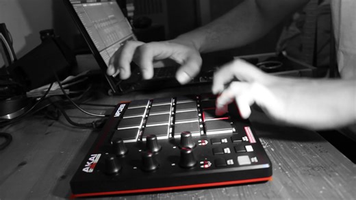 新浦电声AKAI MPD218 Finger Drumming