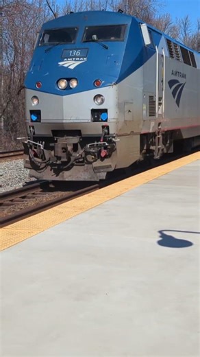 PO79 (Carolinian) going through Lorton with P42DC #136 leading with a nice hornshow.