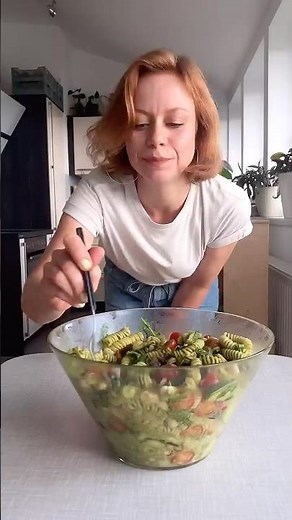 Mediterraner Nudelsalat mit Rucola und Rucola-Dressing