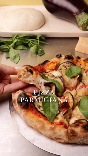 Deea Bălgărădean on Instagram: "PIZZA PARMIGIANA cu VINETE, gata in 2 ore, sigur vrei reteta :D Suntem in plin sezon al vinetelor, asa ca am primit de la @carrefourromania aceste exemplare ca sa ma inspire in a crea cateva retete 🤩 Vinetele din Carrefour, la fel ca toate legumele in sezon, provin de la fermieri locali, gotta love them! Iar #GustografiaRomaniei cartografiaza gusturile locale si le aduce in atentia noastra prin retete yummy. Metoda de lucru este detaliata in highlights, sa fiu si