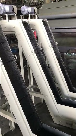 Esteira Transportadora Industrial em Funcionamento | Automação para Linhas de Produção de Fixadores