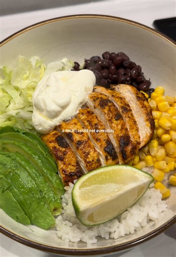 Chipotle chicken bowl 🤤 Ingredients (serves 2): 2 chicken breasts 1 tbsp olive oil 1 tsp chipotle paste 1 tsp smoked paprika 1 tsp garlic powder Pinch of salt and pepper Served with: White rice Black beans Sweetcorn Lettuce Avocado Sour cream Firstly, season your chicken with the olive oil, chipotle paste, paprika, garlic powder, salt and pepper. Pop in your air fryer for 20-23 minutes (depending on how big the chicken breasts are). In the meantime, pop your rice into boiling water as per instr