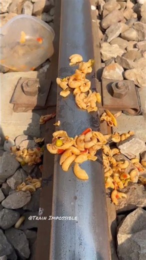 TRAIN vs मैकरोनी #shorts