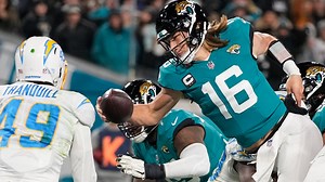 Trevor Lawrence's airborne two-point stretch cuts Bolts' lead to two points late in fourth quarter