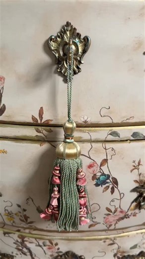 Redesign with Prima®️ on Instagram: "✨ Dreamy Vintage Chic Dresser Makeover ✨ Ana @emporium.deluxe transformed this dresser with the sweetest vintage chic style, and the results are simply stunning. She added soft touches of gold leaf and decor wax, then finished the drawers with our Blue Vine Decor Transfer. The delicate florals cascade across the front and sides in graceful tendrils, giving the whole piece an elegant, romantic feel. Perfect inspiration if you love elegant furniture, decor tran