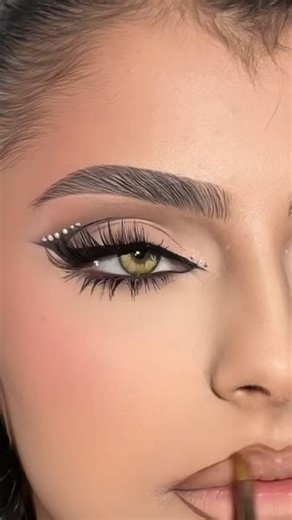 ULTRA Beauty AMERICA on Instagram: "👁️✨ Unique Eye Makeup: A Signature Look That Stands Out Unique eye makeup is all about creative expression, bold details, and precise technique. This style is designed to make the eyes the focal point of the face — distinctive, captivating, and unforgettable without looking messy or overdone. Contrast plays a key role in unique eye makeup. The combination of matte and shimmer finishes, light and deep tones, or even unexpected color pairings adds depth and per