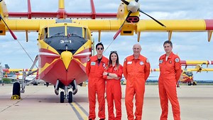 "Attaquer les feux naissants en moins de 10 minutes" : à Nîmes, la flotte aérienne nationale prête à un été sous tension