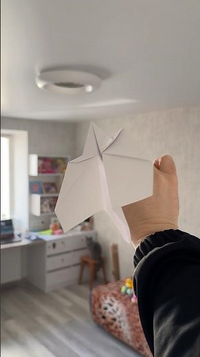 Un avión de papel que vuela lejos