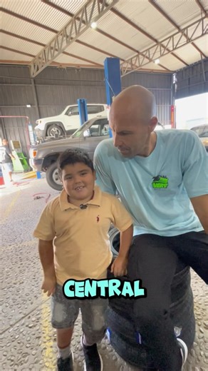 Loco Paul on Instagram: "En Gomería Central tienen TODO para tu auto! 🚗💥 Neumáticos al mejor precio, colocación sin cargo, alineado y balanceado, ¡y además hacen envíos gratis a todo el país! El asesoramiento es espectacular como dice mi amigo @matiasbarzola.ok y trabajan hasta los sábados🛠️ Pasá por su web www.gomeriacentral.com y mirá todas las promos y descuentos. 🏎️🔥"
