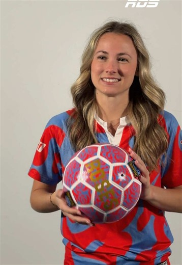 Jongler et répondre à des questions, pas évident! Même pour une pro des Roses de Montréal comme Noémi Paquin! ⚽️ #soccer #montreal