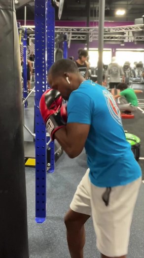 This HEAVY BAG workout will send shockwaves through your muscle . #heavybagworkout #strengthtraining | Master Boxing