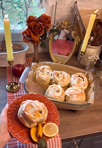 Cinnamon rolls d'été aux nectarines et basilic