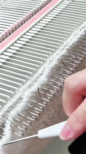 She embroiders wool threads using a metal stitching technique, creating strong, neat patterns today