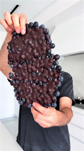 BLUEBERRY CHOCOLATE BARK // save this for later trust me #blueberrybark #EasyRecipe #glutenfree #dairyfree #healthyrecipe