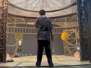 Aryan doing the SRK walk is the cutest thing ever!!!! #ShahRukhKhan #AryanKhan #SRK #shahrukhkhan | Cricket Things