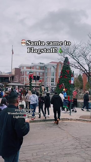 It’s officially the holiday season in Downtown Flagstaff!🎅🏽🎄 • • • #downtownflagstaff #nau #flagstaffaz #winterwonderland #santa #northernaz #northernarizona #northernarizonauniversity #flagstaff #flagstaffarizona #flagstaffarizonacheck #greenscreenvideo