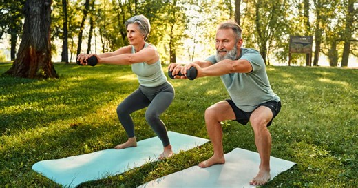 Longévité : voici 3 exercices pour travailler la force et l’équilibre après 50 ans, selon une coach