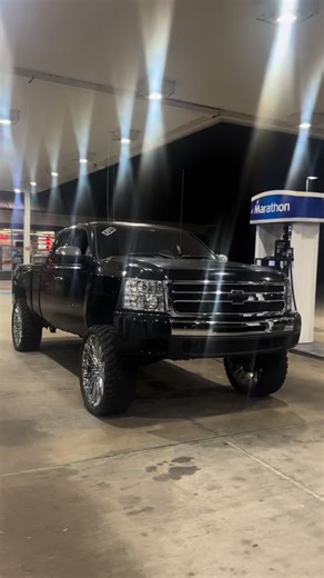 Bags on a Squatted 0713 Silverado