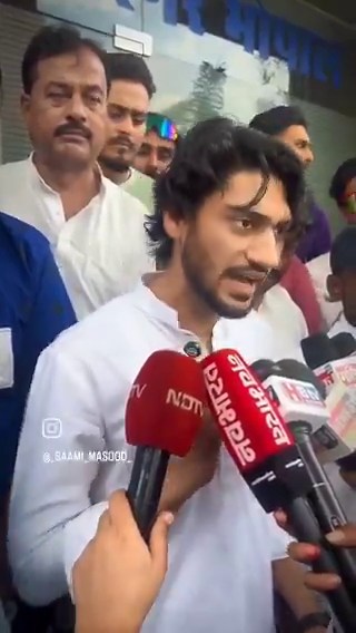 Islamists are raising "Allah Ki Shaan Mein Gustakhi" and "Sar Tan Se Juda" and "Sir Pe Kafan Baandh Ke" type of slogans in Bhopal.They are threatening to mobilise people and start a "revolution" against Govt.All this because Bajrang Dal caught a muslim man with a hindu girl in a Love Jihad case.The man who is speaking in the video is Saami Masood. He has posted this video on Instagram in collaboration with Arif Masood who is Congress MLA of Bhopal Madhya. The video has 8.7 millions views on Inst
