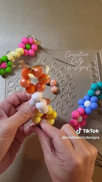 Twisted flower keychain tutorial #siliconebeadtutorial #twistedflowers #learnsomethingnew #SiliconeBeads #CreativeCityDesigns