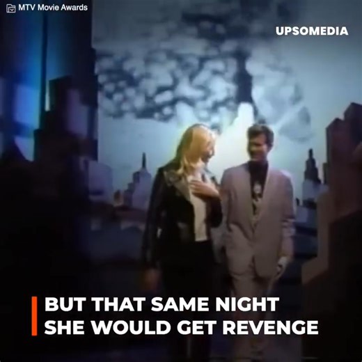 121K views · 957 reactions | While the awards ceremony became uncomfortable with Cameron Diaz being humiliated live by presenter Chris Isaak, she never imagined she would be rescued by the winner, but that wasn't the only thing that happened. Subscribe for more https://bit.ly/yt-upsoclicons | Icons + | Facebook