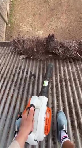 roof cleaning process using a compressor#shorts