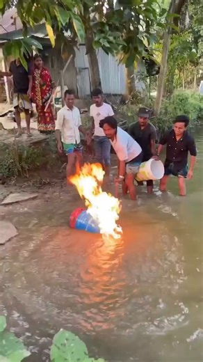 3S LIFE SAFE AKADEMIE on Instagram: "🔥 𝐖𝐀𝐓𝐄𝐑 𝐈𝐒 𝐍𝐎𝐓 𝐀𝐋𝐖𝐀𝐘𝐒 𝐓𝐇𝐄 𝐀𝐍𝐒𝐖𝐄𝐑 𝐈𝐍 𝐅𝐈𝐑𝐄 𝐄𝐌𝐄𝐑𝐆𝐄𝐍𝐂𝐈𝐄𝐒! 🔥 This LPG cylinder fire proves a critical fire safety lesson every professional must know. Using water ❌ failed because it could not stop the gas flow or smother the flames. The fire was controlled only when the cylinder was fully covered with an inverted bucket 🪣—cutting off oxygen and containing the leak. Gas fires demand the right response, not panic-driven 