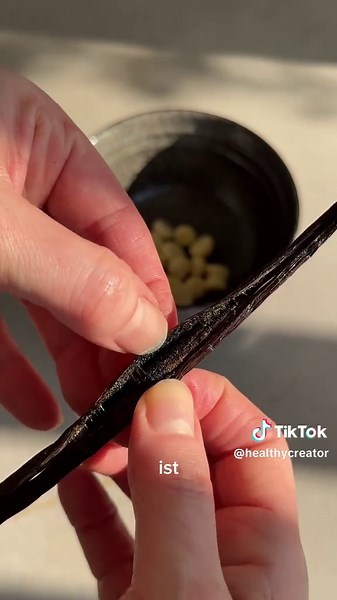 Bueno Cheesecake Balls 🤎 Die sind so sooo unglaublich lecker. Probiert‘s mal aus! Schmecken zu gut, wenn ihr sie eine Nacht ziehen lasst und kurz vorm Essen ins Gefrierfach macht. Zutaten für 6 große und 12 kleine No Bake Cheesecakes: 60 g Haselnussmus 90 g Kokosnussmus 60 g Mandelmehl 3-4 Medjool Datteln 50 g Mandelfrischkäse (optional für mehr cheescake Geschmack) Vanille fertig gerieben oder eine Schote 8 g Kakaobutter (optional) So geht’s: Die Datteln in lauwarmen Wasser einweichen. Kakaobu