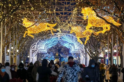 The "Ice City" Harbin in northeast China's Heilongjiang Province is experiencing a growing influx of visitors drawn to the ice and snow landscapes. During the recent three-day New-Year holiday, Harbin welcomed over 4.1 million travelers. More: xhtxs.cn/9nG | China Xinhua News