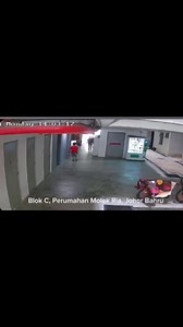 Empat lawan satu, pembuli tendang macam pengecut Oleh MOHD SHARKAWI LONDING 20 Ogos 2025, 10:12 am JOHOR BAHRU – Tular di laman sosial Facebook melibatkan kes buli melibatkan seorang budak lelaki ditendang dalam kejadian dipercayai berlaku di Blok C, Perumahan Molek Ria, Taman Molek di sini. Menerusi rakaman video televisyen litar tertutup (CCTV) berdurasi satu minit 25 saat yang dikongsikan seorang pengguna laman sosial Doe John semalam, insiden itu dikatakan berlaku kira-kira pukul 2.03 petang