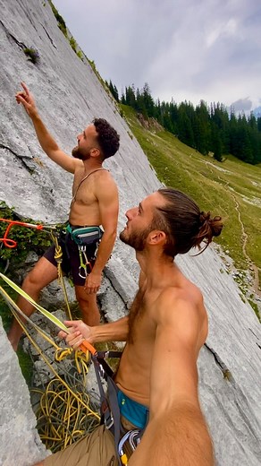 Johan avec un J on Instagram: "☀️Grâce à @jimtani je découvre la grimpe en Nature et en tant que passionné de montagne ça offre une autre perceptive plus sportive et extra ordinaire dans un cadre magnifique. On a tapé du 5b & 5c et double voix puis descente en rappel pour une première Jsuis refait, des bonnes sensations ! Bête de journée dans de good vibes toujours le smile. On continue l’ascension de la montagne et on vise toujours le sommet 🧗🏽🤍 Merci Jim sincèrement on remet ça vite en van