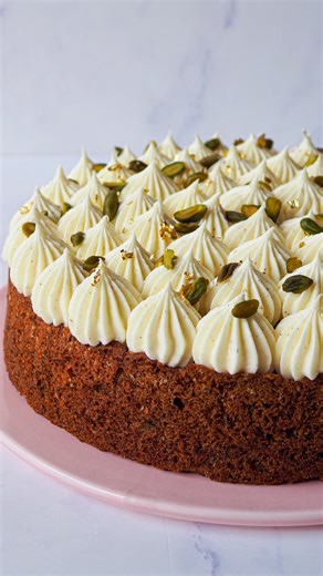 Nip on Instagram: "I SQUASHKAGE 🍰 Hvis du kan lide en svampet kage som også er god på 3. dagen (hvis den overlever så længe), skal du love mig at prøve min opskrift på squashkage. Det er en undervurderet kage som fortjener at få mere opmærksomhed. Toppingen gør den kun endnu bedre, men den kan også nemt spises uden 🤤 📌 Gem opskriften og prøv den straks! 🔸 SQUASHKAGE (8-10 personer) SQUASHKAGE 3 æg 1,5 dl smagsneutral olie 125 g sukker 125 g brun farin 200 g hvedem