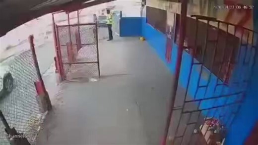 INSÓLITO! Ni en las películas de Tarantino se ve esto.En un confuso incidente en Panamá 🇵🇦, un sicario acabó con la vida de su propio compañero por error en medio de un "encargo". Lo que debía ser un ataque dirigido a un objetivo, terminó en un auto gol fatal.La realidad de las calles superando cualquier guión de ficción 🤔😲