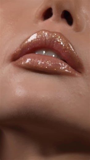 NATASHA DENONA on Instagram: "#NDLipCombo SPARKLING NUDE LIP ft. I NEED A NUDE LIP CRAYON (Cleo) + GOLDEN GLIMMER GLOSS ⭐ My #NDProTip is to add the HY-GEN GLOW BEAUTIFIER + sparkling eyeshadow shade Cava from GOLDEN EYESHADOW PALETTE to add dimension for the perfect pout 😊"