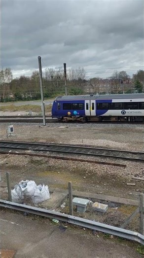 Northern Class 170 Departing York for Leeds #train #trainspotting
