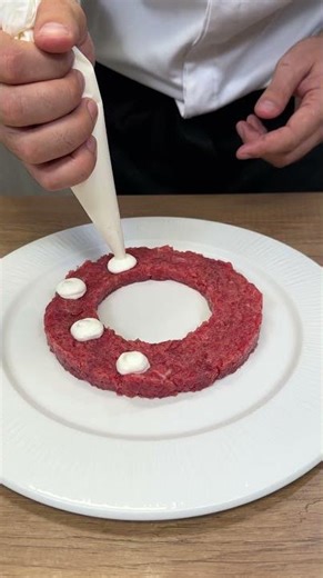 FASSONA BEEF TARTARE 🔥🇮🇹✨ with goat cheese, arugula & roasted cherry tomatoes